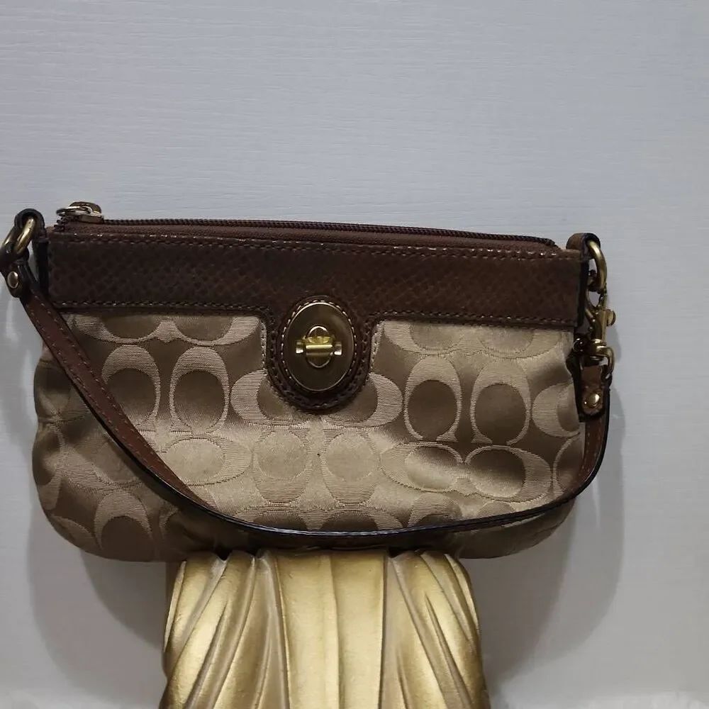 Coach PeytonโExtra Large Signature Wristlet